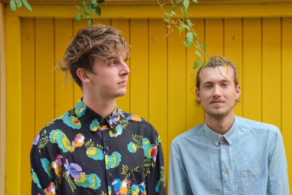 Joek Parmentier en Joost Meijer voor een gele muur